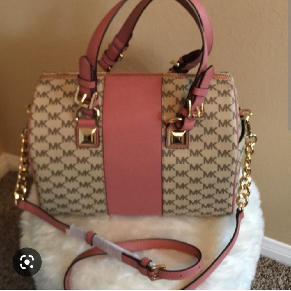 NOT FOR SALE LOOKING FOR THIS PURSE IF ANYONE HAVE IT PLEASE LET ME KNOW.